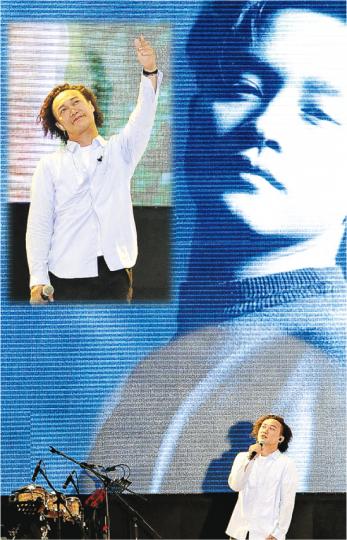 陳奕迅唱出哥哥的經典金曲,他更向天飛吻說:「Happy Birthday,Leslie!」(攝影:鍾偉茵) 昨晚在中環海濱空間舉辦大型紀念活動上,不同地區「哥迷」代表在台上切生日蛋糕悼張國榮60歲忌辰。(攝影:鍾偉茵) 逾4000名「哥迷」舉起哥哥最愛的紅玫瑰花燈,形成一片花海。(攝影:鍾偉茵) 陳奕迅唱出哥哥的經典金曲,他更向天飛吻說:「Happy Birthday,Leslie!」(攝影:鍾偉茵) 昨晚在中環海濱空間舉辦大型紀念活動上,不同地區「哥迷」代表在台上切生日蛋糕悼張國榮60歲忌辰。(攝影:鍾偉茵) 逾4000名「哥迷」舉起哥哥最愛的紅玫瑰花燈,形成一片花海。(攝影:鍾偉茵)