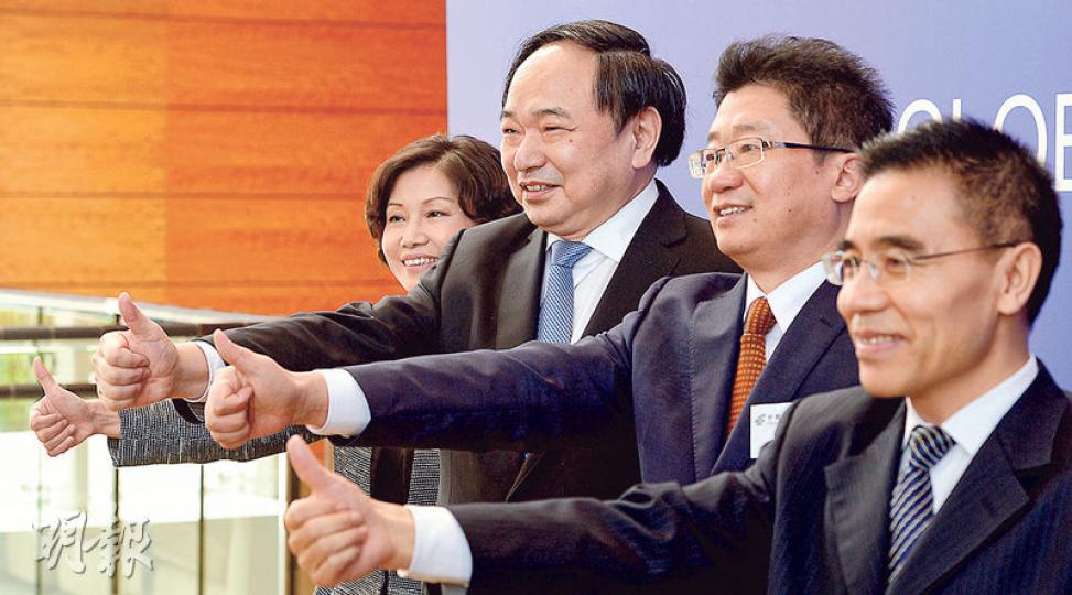 中國郵儲銀行(1658)今日開始招股,每手入場費5232.2元。左起為公司執董兼副行長姚紅、董事長李國華、執董兼行長呂家進及副行長徐學明。(劉焌陶攝) 中國郵儲銀行(1658)今日開始招股,每手入場費5232.2元。左起為公司執董兼副行長姚紅、董事長李國華、執董兼行長呂家進及副行長徐學明。(劉焌陶攝)