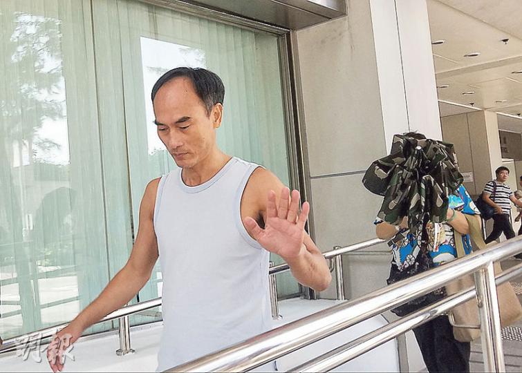 因兒子文憑試成績欠佳、威脅要到學校放火和斬人的被告黃初四（圖）昨承認刑事恐嚇罪，獲准保釋候懲。（鄧力行攝）