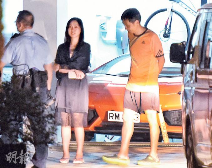 大圍豪宅屋苑「戈林」疑現賊蹤後，警派員搜捕，其間有住客手執壘球棍戒備。（蔡方山攝）