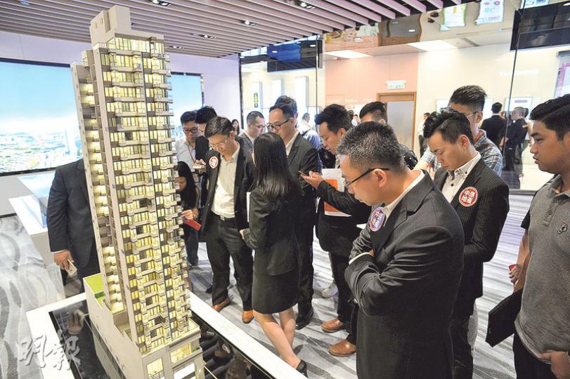 主打小型單位、由麗展及市建局合作的馬頭角單幢盤喜築，昨日中秋節以折實平均實呎15,310元首推118伙，較同區翔龍灣二手實呎13,800元高約一成。（蘇智鑫攝）