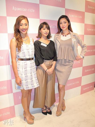 龐卓欣(左起)、AKB48前成員永尾瑪利亞及松岡李那昨日為時裝店主持開幕禮。(攝影鎅O者﹕鍾一虹) 龐卓欣(左起)、AKB48前成員永尾瑪利亞及松岡李那昨日為時裝店主持開幕禮。(攝影鎅O者﹕鍾一虹)