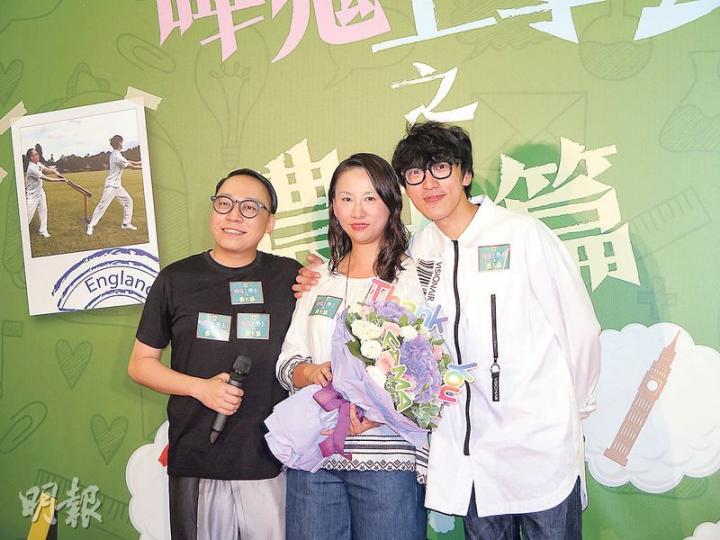 陸永(右)與C君(左)齊向恩師Miss Wong(中)獻花送吻表謝意,二人卻被指當年是百厭學生,對他們特別印象深刻。(攝影鎅O者:林蘊兒) 陸永(右)與C君(左)齊向恩師Miss Wong(中)獻花送吻表謝意,二人卻被指當年是百厭學生,對他們特別印象深刻。(攝影鎅O者:林蘊兒)