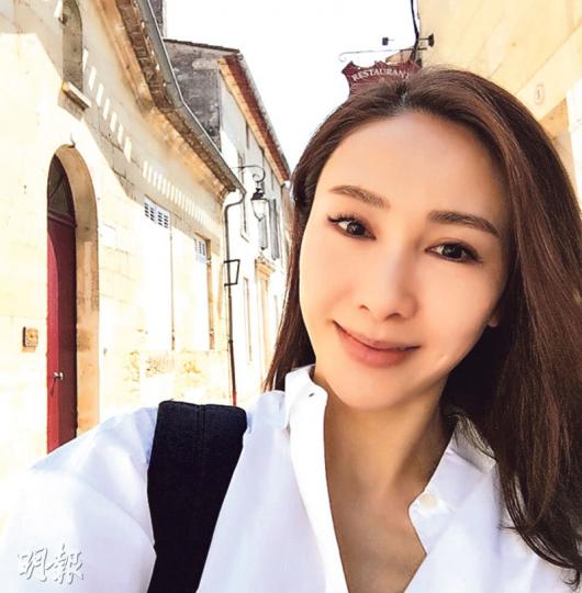 黎姿曬中秋節外遊自拍照,展露甜美笑容,有網民讚靚之餘,又指黎姿與李嘉欣好似樣。(微博圖片) 黎姿曬中秋節外遊自拍照,展露甜美笑容,有網民讚靚之餘,又指黎姿與李嘉欣好似樣。(微博圖片)