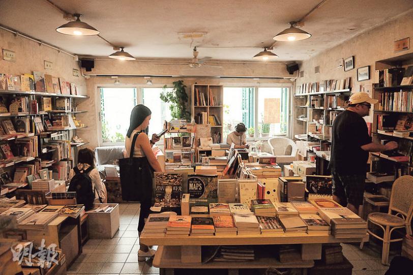 書店約300平方呎空間放滿小說、文學和社會人文書籍,全是負責人Anson(右一)喜愛的書籍類別。書店角落擺有梳化和椅子,播放國語歌曲,配合泛黃燈光。訪問當日就有客人坐在角落個多小時「打書釘」。(李大煒攝) 書店約300平方呎空間放滿小說、文學和社會人文書籍,全是負責人Anson(右一)喜愛的書籍類別。書店角落擺有梳化和椅子,播放國語歌曲,配合泛黃燈光。訪問當日就有客人坐在角落個多小時「打書釘」。(李大煒攝)