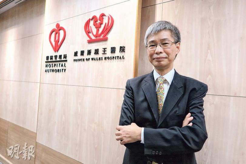 1981年於港大醫學院畢業的熊志添在學期間曾任學生會醫學會副主席,曾用真名及筆名在醫學院刊物《啟思》論政,在學時曾參與「金禧事件」等社會運動,他說當年滿懷理想,希望為社會出力。(梁杏怡攝) 1981年於港大醫學院畢業的熊志添在學期間曾任學生會醫學會副主席,曾用真名及筆名在醫學院刊物《啟思》論政,在學時曾參與「金禧事件」等社會運動,他說當年滿懷理想,希望為社會出力。(梁杏怡攝)