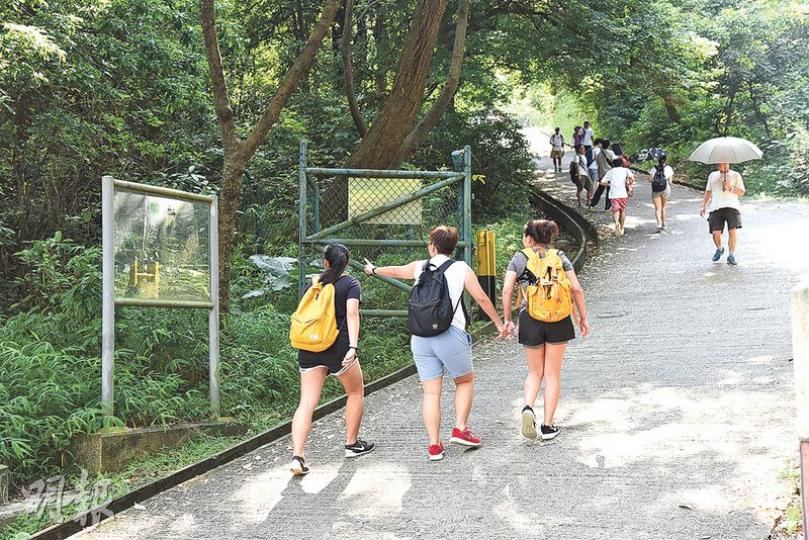 屯門良景邨後山通往青山靶場禁區的山路設有鐵絲網及鐵閘,並有「禁止非法進入」等警告牌,但鐵閘長期大開,市民對警告亦視若無睹,聯群結隊闖軍事禁區遠足。(鍾炳然攝) 屯門良景邨後山通往青山靶場禁區的山路設有鐵絲網及鐵閘,並有「禁止非法進入」等警告牌,但鐵閘長期大開,市民對警告亦視若無睹,聯群結隊闖軍事禁區遠足。(鍾炳然攝)
