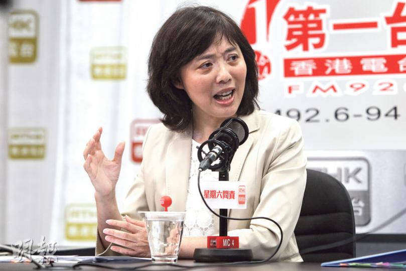 地政總署署長甯漢豪昨日出席港台節目時表示,以短期租約出租部分曾被霸佔的官地,可將土地規範化,並善用土地,增加政府收入。(林俊源攝) 地政總署署長甯漢豪昨日出席港台節目時表示,以短期租約出租部分曾被霸佔的官地,可將土地規範化,並善用土地,增加政府收入。(林俊源攝)