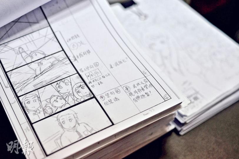 每套動畫由零起步，除了創作故事脈絡，場景設計也是靈魂。圖為《甜心格格》的故事板，仔細繪畫每個分鏡，連動畫角色的目光望向哪邊、說什麼對白也會清楚註明。（楊柏賢攝）出身玩具世家的錢國棟看準新機遇，收購深圳動畫公司，現旗下動畫與玩具產品相輔相成，他拿着的便是《甜心格格》主角甜絲絲和心悠悠的公仔。（楊柏賢攝）