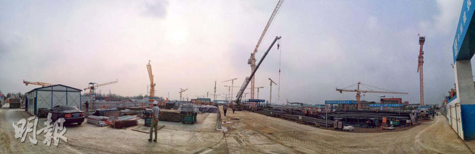 北京行政副中心地盤佈滿吊機，顯示工程正在進行，但仍看不出這裏興建辦公區的規模。（明報記者攝）行政副中心地盤保安森嚴，工程人員要持卡過機始能進入。（明報記者攝）在通州的北京行政副中心建設用地，部分雖經過平整，但仍未動工。（明報記者攝）通州大批預備用地被圈起，在市政府辦公樓區東面的地段，雜草足有兩米高。（明報記者攝）
