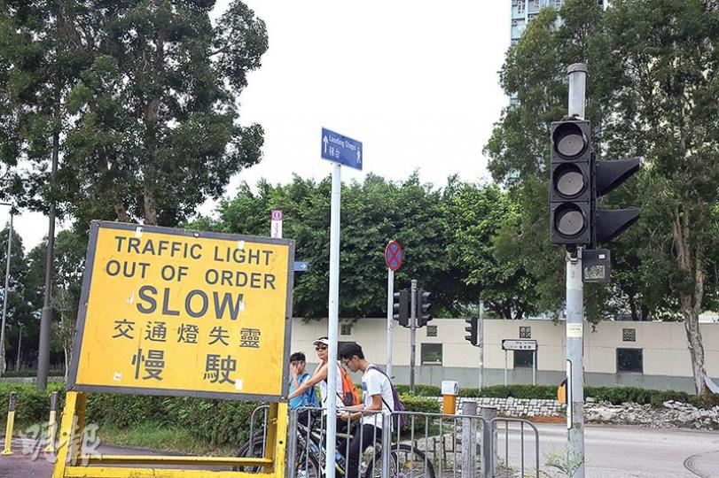 發生意外的馬鞍山寧泰路和恆泰路交界，路段上3盞交通燈於意外後故障，未能運作，警方於現場豎起告示牌提示駕駛者，呼籲他們慢駛。（陳柔雅攝）