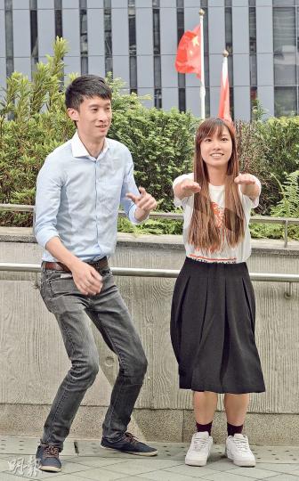 青年新政候任議員梁頌恆（左）和游蕙禎（右）分別30和25歲，游笑言平日影相都是老套姿勢，二人上周接受本報專訪時應攝影記者要求跳起合照，游笑說要示範殭屍跳。梁頌恆提到議會將是全新戰場，作為新丁做事會小心，強調投票時一定不會按錯掣，更稱會在坐位上貼貼紙，提醒自己不要按錯掣。（劉焌陶攝）