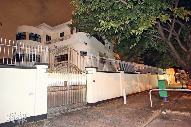 其中一間被人用氣槍射窗的解放軍駐港部隊宿舍，為位於九龍塘的高級軍官官邸（圖）。（伍浦鋒攝）