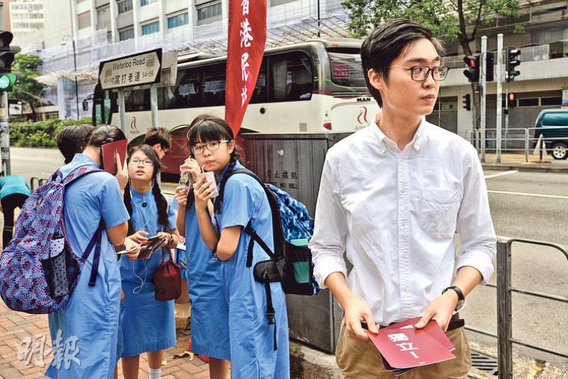 民族黨昨於油麻地真義里設街站，召集人陳浩天（右一）也在場派傳單，附近中學真光女書院不少學生甫見街站及傳媒便急步離開，沒有接受傳單，也有了解民族黨主張的真光學生主動與陳合影。（楊柏賢攝）華仁書院（九龍）的中六學生林同學表示支持港獨，因「現時內地操控香港，弊多於利」，他也支持多宣傳港獨理念，「不應該禁止，大家應該廣泛討論，現時資訊發達，靠打壓是無法消滅人民思想的」。（田青青攝）真光女書院一年級生陳同學接下民族黨傳單，坦言不熟悉港獨議題，「有聽過，但我沒有特別立場，學校內也沒有人討論。有傳單就借來看看