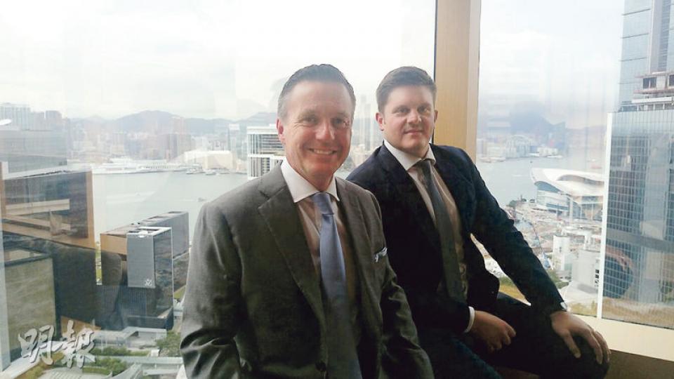 Crest Nicholson倫敦分部常務董事Trevor Selwyn(左)表示,「不確定性並不足以令目前成為一個不當的投資時機」。旁為第一太平戴維斯國際住宅銷售部主管Thomas McAlister。(蘇樂恩攝) Crest Nicholson倫敦分部常務董事Trevor Selwyn(左)表示,「不確定性並不足以令目前成為一個不當的投資時機」。旁為第一太平戴維斯國際住宅銷售部主管Thomas McAlister。(蘇樂恩攝)
