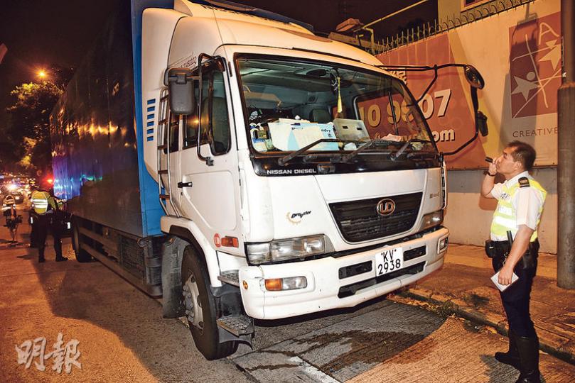 涉事密斗貨車在現場被扣查,黃姓司機通過警方酒精呼氣測試,警方以涉嫌危險駕駛引致他人身體嚴重受傷罪名將他拘捕,保釋候查。(蔡方山攝)浸大女生昨凌晨跑步,於九龍塘窩打老道與禧福道交界過路時遭貨車撞倒後重創,警方事後在現場調查。(蔡方山攝) 涉事密斗貨車在現場被扣查,黃姓司機通過警方酒精呼氣測試,警方以涉嫌危險駕駛引致他人身體嚴重受傷罪名將他拘捕,保釋候查。(蔡方山攝)浸大女生昨凌晨跑步,於九龍塘窩打老道與禧福道交界過路時遭貨車撞倒後重創,警方事後在現場調查。(蔡方山攝)