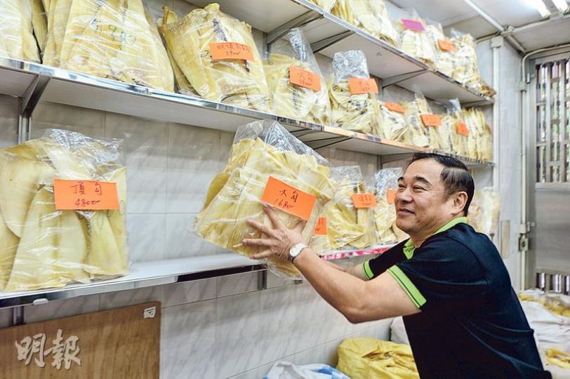 魚翅行商會主席何兆齊(圖)表示,業界仍在出售的受管制魚翅,例如天九翅,都是法例生效前入口的存貨,「賣一片少一片」,由於入口手續繁複,不會再入貨。(鄧宗弘攝) 魚翅行商會主席何兆齊(圖)表示,業界仍在出售的受管制魚翅,例如天九翅,都是法例生效前入口的存貨,「賣一片少一片」,由於入口手續繁複,不會再入貨。(鄧宗弘攝)