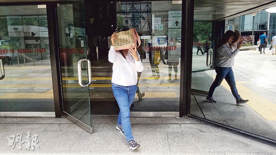 真正業主杜紹昌的女兒杜小姐昨到庭聽審。據了解,向假業主買入單位的買家現時仍居於涉案唐樓單位。記者向杜小姐(圖)查詢,她表示不方便回應。(鄧力行攝) 真正業主杜紹昌的女兒杜小姐昨到庭聽審。據了解,向假業主買入單位的買家現時仍居於涉案唐樓單位。記者向杜小姐(圖)查詢,她表示不方便回應。(鄧力行攝)