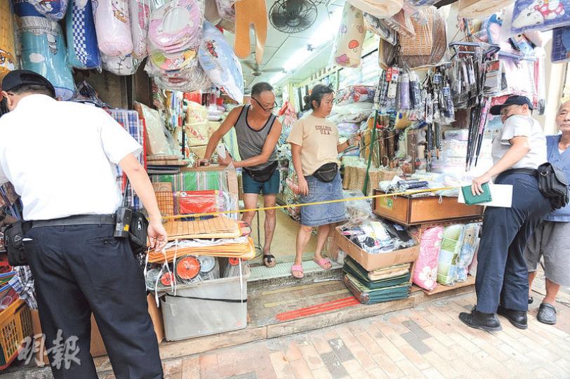 深水埗大南街賣棉被店舖因貨物擺放在門外的木製腳踏違例，食環署人員用軟尺量度後發出告票；負責人事後慨嘆，1500元罰款相當於一整天生意額，擔心貨物掛於店門外天花會否遭票控。（衛永康攝）深水埗北河街一菜檔檔主謝先生（圖右後）不滿新措施只針對地舖執法，忽略其他霸佔道路的排檔。（衞永康攝）被票控的深水埗大南街經營雜貨店主石先生（站在店內）表示，貨物需要放店外才能吸引老人家駐足觀看，擔心擺入店內會影響生意。（衛永康攝）