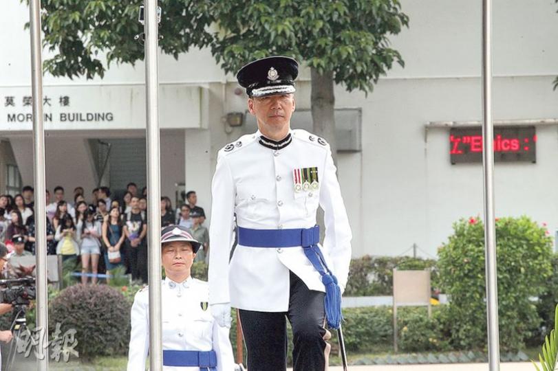 下月中退休的警務處副處長（行動）黃志雄（前）昨於警察結業會操上致辭，說回看30年警務生涯，均見警隊專業及投入的精神，相信警隊未來可迎難而上。（李紹昌攝）