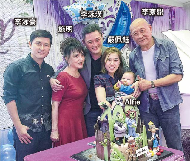鼎爺與施明開心跟兩子、媳婦及孫仔合照,鼎爺還舉起大拇指讚肥嘟嘟的孫仔乖。(微博圖片) 鼎爺與施明開心跟兩子、媳婦及孫仔合照,鼎爺還舉起大拇指讚肥嘟嘟的孫仔乖。(微博圖片)