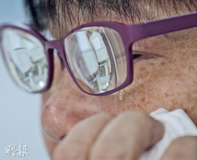 訪問當天，阿丹分享了很多自身遭遇，原本一直表現溫和，即使說到被虐打的片段亦不慍不火，但一說到在內地的女兒，她即時淚如泉湧。 ( 李紹昌攝)