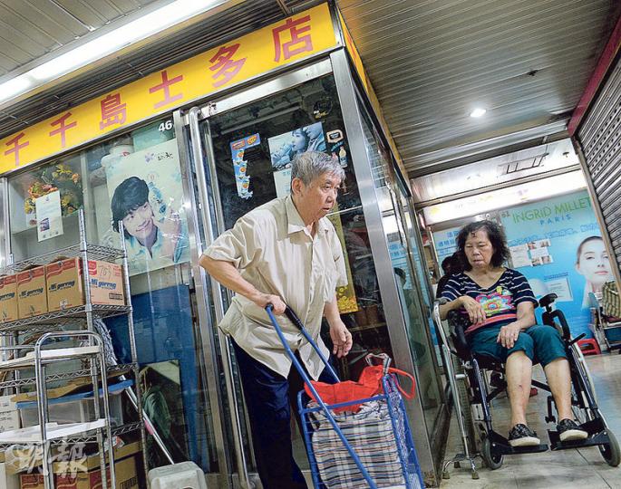 荃灣荃昌中心的「千千島士多店」由梁伯（左）及陳婆婆（右）22年前開設，夫婦合力為街坊製作印尼小食。婆婆近日跌倒後中風，不良於行，梁伯再無力支撐小店，月底將告別街坊。（劉焌陶攝）