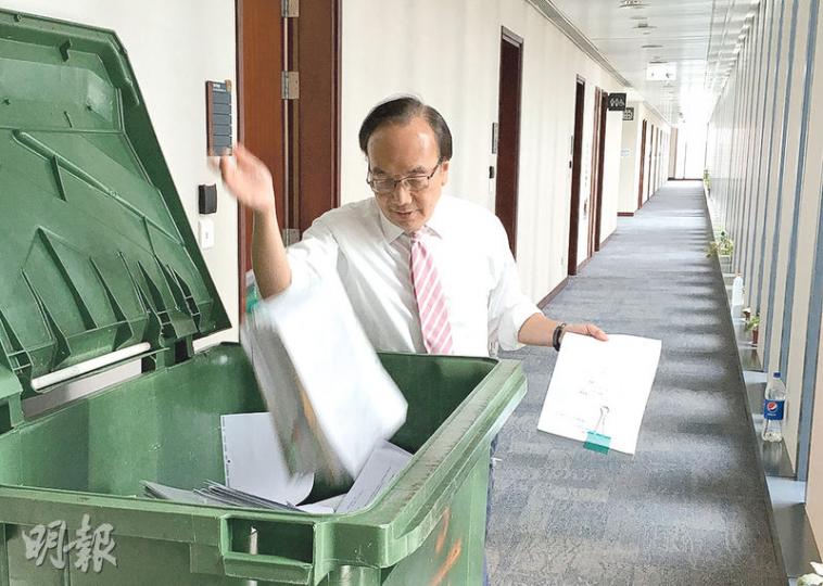 公民黨梁家傑近日忙於執拾立法會辦公室，佢話要執拾12年來儲落嘅物品唔容易，仲要問埋清潔姨姨借「垃圾車」，方便清理。（楊康琪攝）梁家傑立法會辦公室收埋唔少珍藏，佢話最有價值嘅係記錄佢2007年參選特首嘅書籍禮盒（圖），佢自己保留8套，話要將來同啲孫講故仔用。（楊康琪攝）