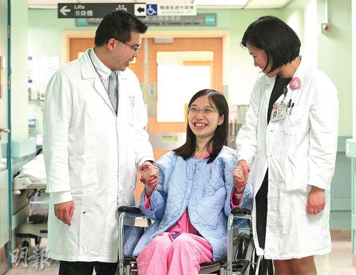 鄔詠妍（中）是肺動脈血壓高患者，懷孕風險極高，但她選擇堅持，只為女兒有機會看世界。今年中秋她確診先兆子癇，加上病情急速轉差，醫生決定緊急剖腹，母女平安。旁為醫生陳麒尹（左）及石允文（右）。（李紹昌攝）