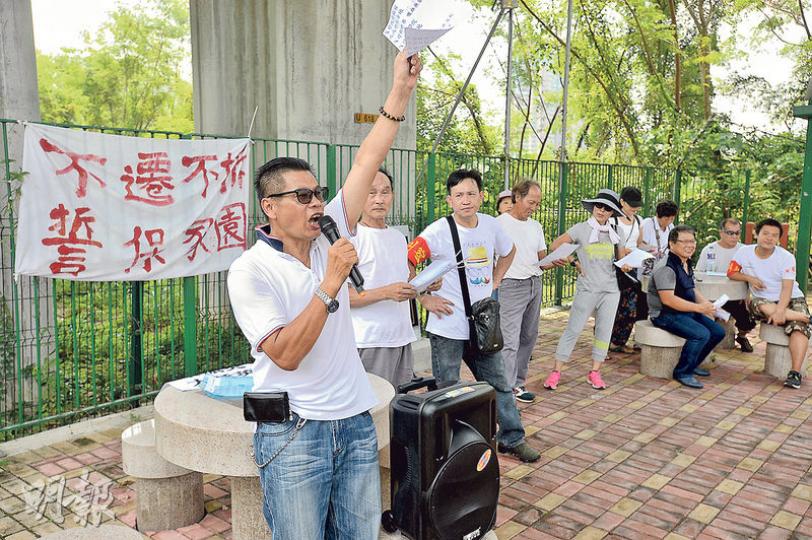 屬於橫洲發展計劃收地範圍的永寧村、鳳池村及楊屋新村，村民表示曾多次到政府總部請願，但當局「連接信的誠意也沒有」，若當局不叫停發展計劃，有村民準備司法覆核。左為永寧村村長陳愛金。（楊柏賢攝）25輛車組成的抗議車隊，車窗貼上「官商分豬肉、村民係肥肉」等標語，在橫洲外圍遊行一周，途經元朗大馬路鬧市。（楊柏賢攝）
