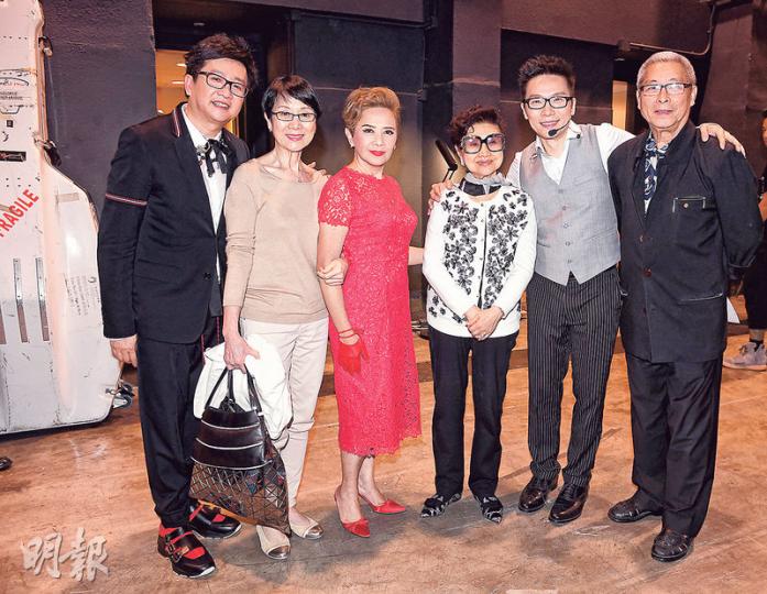 仙姐(右三)前晚孖徒弟陳寶珠(左二)、劉兆銘(右一)來捧倫永亮(左一)、葉德嫻(左三)及趙增熹(右二)場。(攝影:孫華中)葉德嫻獻唱自己的名曲。(攝影:孫華中)倫永亮(左起)、趙增熹及葉德嫻合作愉快,很享受整個過程。(攝影:孫華中) 仙姐(右三)前晚孖徒弟陳寶珠(左二)、劉兆銘(右一)來捧倫永亮(左一)、葉德嫻(左三)及趙增熹(右二)場。(攝影:孫華中)葉德嫻獻唱自己的名曲。(攝影:孫華中)倫永亮(左起)、趙增熹及葉德嫻合作愉快,很享受整個過程。(攝影:孫華中)