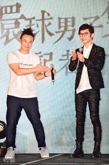 陳奕迅(左)笑指Adrian(右)有大洋行高層職位不做,因太鍾意音樂,傻到簽埋做歌手。(攝影﹕黃梓烜) 陳奕迅(左)笑指Adrian(右)有大洋行高層職位不做,因太鍾意音樂,傻到簽埋做歌手。(攝影﹕黃梓烜)