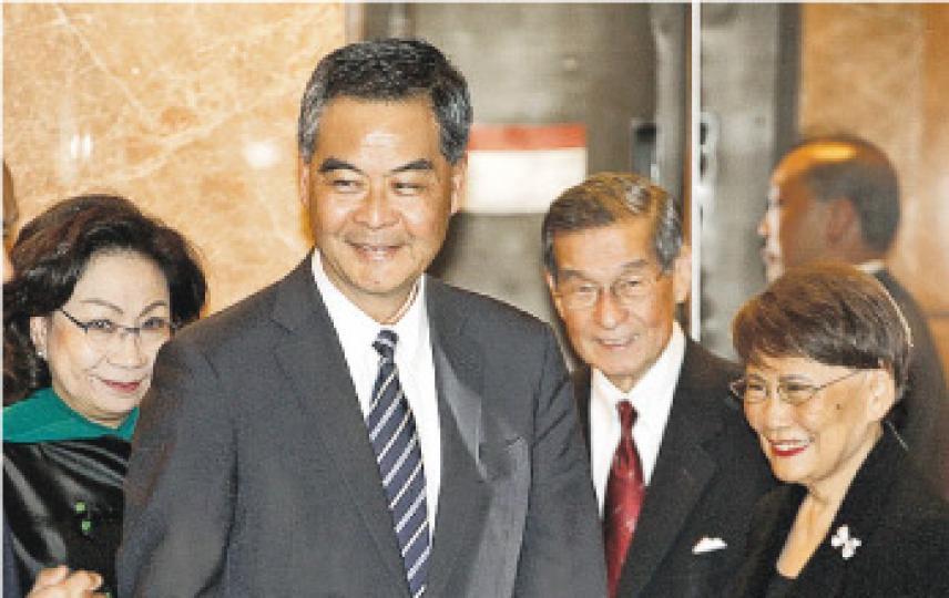 特首梁振英（左二）及太太梁唐青儀（左一）噚晚出席2016年度「邵逸夫獎」頒獎禮，主辦單位代表方逸華（右一）陪同梁振英進入會場。今屆3個獎項共有6名科學家獲獎。（郭慶輝攝）