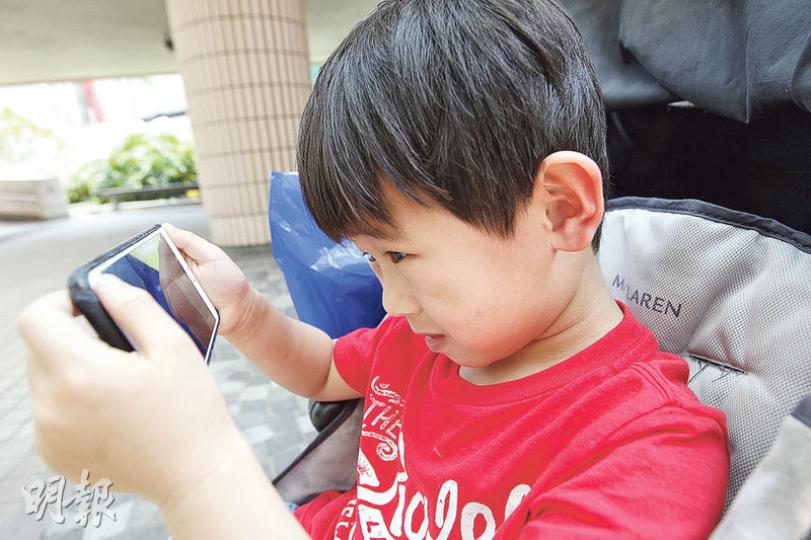 專家提醒家長，盡量不讓6歲以下的小朋友接觸電子產品，6歲後即使會接觸電子產品，亦應以正確姿勢和距離使用，每次亦不得使用多於20分鐘。（郭慶輝攝）
