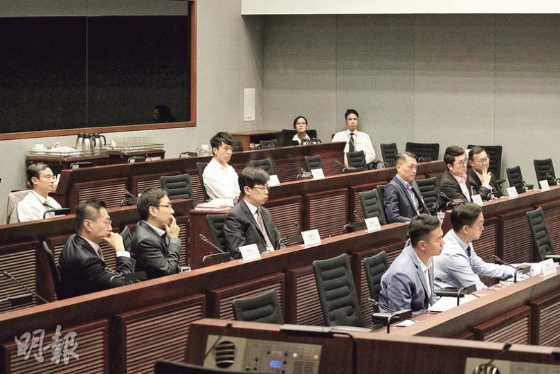 立法會搞新丁班，下晝請咗劉慧卿及葉國謙分享經驗，開頭只有8個建制派議員現身，佢哋認真聽書及提問，其後鄺俊宇（後排左二）及陳沛然（後排左一）加入，但會議室仍好多吉位。前排左起係周浩鼎、劉業強；中排左起係邵家輝、柯創盛、陳振英、吳永嘉、劉國勳及張國鈞。（郭慶輝攝）立法會新丁班，葉國謙（左）及劉慧卿（中）都敬告新丁，話唔同黨派都可以有商有量為香港做事。秘書長陳維安（右）就講解議會運作安排。（郭慶輝攝）