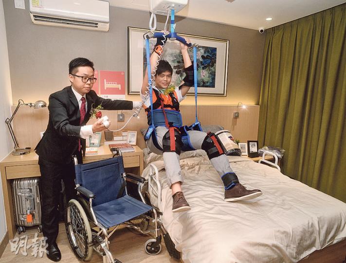 由青年社企「長屋設計」同長沙灣「簡愛．生活傢俬城」合作推出嘅「長者家居設計及照料服務體驗館」，噚日開放畀傳媒參觀。館內有個固定式吊機，畀行動不便者利用吊機喺輪椅同睡牀之間移動。（劉焌陶攝）