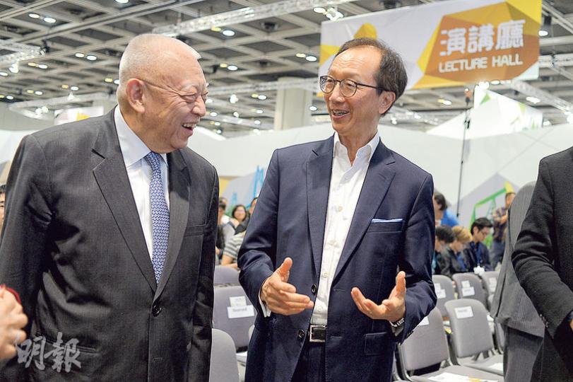 團結香港基金主辦的「創科博覽」昨舉行「論創投．打擂台」專家論壇，基金主席董建華（左）亦有出席。論壇由南豐集團董事長及行政總裁梁錦松（右）主持，他亦有份在論壇期間評審在台上講解創業計劃的初創企業表現。（鍾林枝攝）