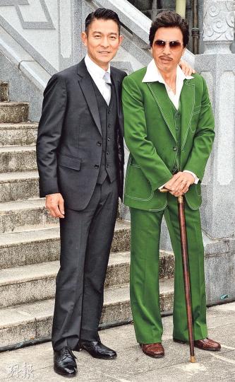 「逆齡男神」劉德華(左)遇上「宇宙最強」甄子丹(右),實行鬥型鬥演技。(攝影:鍾偉茵)噸位十足的鄭則仕(右起)、王晶與秦煌合照成焦點,鄭則仕更笑指估計他們體重加起來有700磅。(攝影:鍾偉茵) 「逆齡男神」劉德華(左)遇上「宇宙最強」甄子丹(右),實行鬥型鬥演技。(攝影:鍾偉茵)噸位十足的鄭則仕(右起)、王晶與秦煌合照成焦點,鄭則仕更笑指估計他們體重加起來有700磅。(攝影:鍾偉茵)