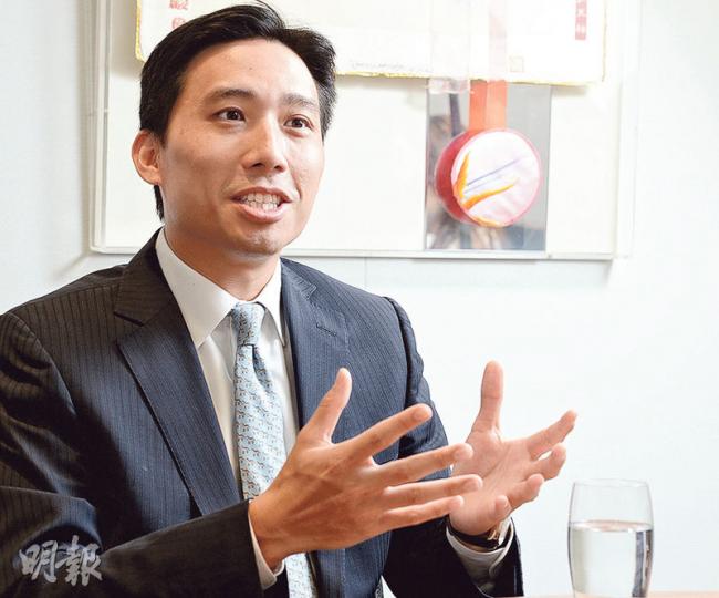 瑞銀黃國正鼓勵學生選擇大學時報考自己喜歡的科目，但平時要多關注國際經濟與金融事件，入職後亦要繼續「充電」學習。（劉焌陶攝）