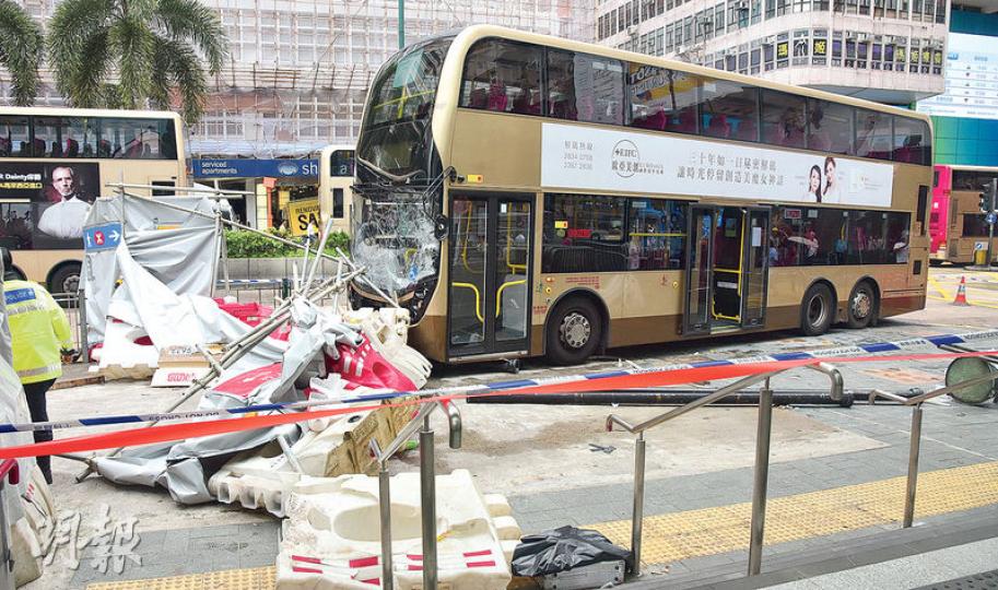 涉事巴士先撼向路邊鐵欄及路牌，再撞入尖沙嘴港鐵站A1出口對出的行人路，事後車頭擋風玻璃碎裂，插滿鐵枝。（蔡方山攝）40歲梁姓九巴男車長（圖）涉嫌危駕及藥駕被捕，警方正調查案發時車長的身體狀况。（蔡方山攝）死者男友（白衣者）趕抵醫院後得悉女友死訊，不禁流下男兒淚，更多次拳打醫院牆壁嚎哭，需友人安慰。（林智傑攝）涉事1A號九巴清晨沿尖沙嘴彌敦道往旺角方向行駛，途至海防道交界時，疑因司機失去知覺，巴士突然失控剷上尖沙嘴港鐵站A1出口對開行人路。（蔡方山攝）