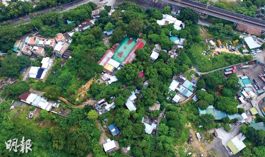 屬橫洲第一期發展項目、興建4000個單位的綠化地帶，目前有多間寮屋散落。根據顧問公司其中一份報告披露，房屋署原先曾計劃興建5000個公營房屋單位，包括2500個公屋及2500個居屋單位。（鄧宗弘攝）政府計劃先發展橫洲第1期興建4000個單位，當中包括興建新的道路接駁，但土木工程拓展署去年5月修改道路走線，其中迴旋處位置修改後「對正」毗鄰的新世界地盤。目前該處正是永寧村範圍的民居，居住於此的婆婆在村內生活70多年，已收到政府通知，須於2017年8月前遷離。（鄧宗弘攝）被指參與橫洲公屋項目「摸底」的
