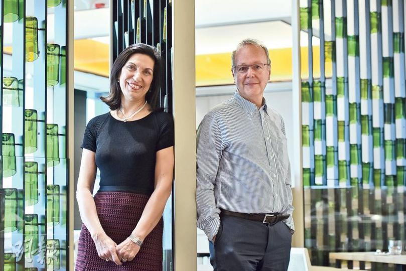 今年邵逸夫生命科學及醫學獎由美籍黎巴嫩學者、分子與人類及遺傳學教授胡達•佐格比（左），以及英國遺傳學教授艾德里安•伯德（右）二人共同奪得。兩名得獎者因發現罕見病「雷特氏症」的病因及積極研究治療方法，獲遴選委員會頒獎肯定研究成果。（鍾林枝攝）