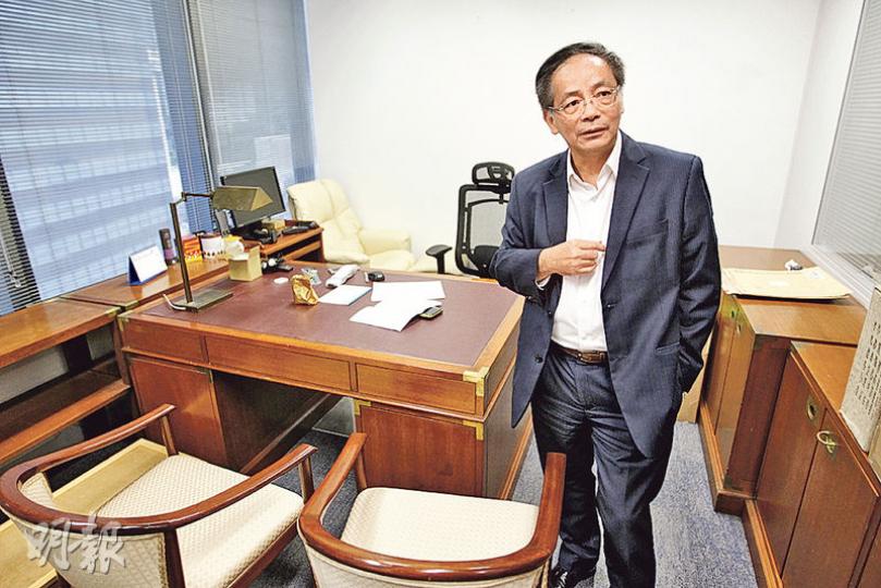 最後一天擔任立法會議員的民建聯葉國謙，在立法會的辦公室已清理得七七八八，圖中的桌椅由舊立法會大樓沿用至今，他會把這批「古董」帶到私人辦公室使用。（郭慶輝攝）