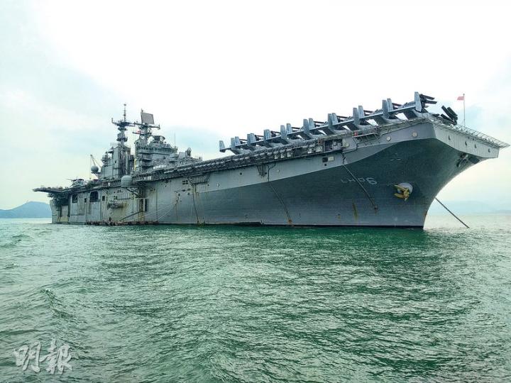 美國第七艦隊嘅黃蜂級兩棲突擊艦USS Bonhomme Richard噚日抵港。（李大煒攝）艦上有4間醫院，共有600張病牀和6間手術室，以便在作戰或人道救援任務時可接收大量傷者，圖為海軍人員講解。（李大煒攝）