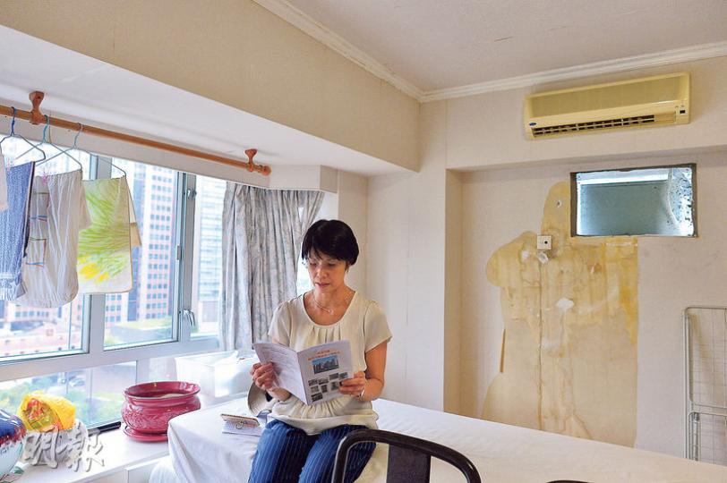 翠湖花園業主徐太為屋苑維修付出30多萬元，維修前房間牆身「滴水不漏」，維修後房間牆身滲水，整幅牆是水漬，由於電掣位處滲水位置，不敢開啟房間冷氣。她懷疑是大廈外牆維修出現問題，才令水滲進單位內牆身。（鄧宗弘攝）