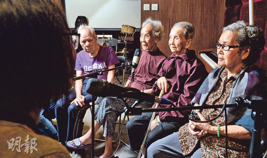 5名加起來近500歲的「老友記」為電台的「鎮台之寶」，其中吳碧蓮（右一）及「Amy」許爵（右二）為「皇牌歌后」，「主播」陳惠芳（左二）則擔大旗與聽眾分享每周時事趣聞，「九爺」張九（左一）則帶聽眾時光倒流「話當年」。（劉焌陶攝）