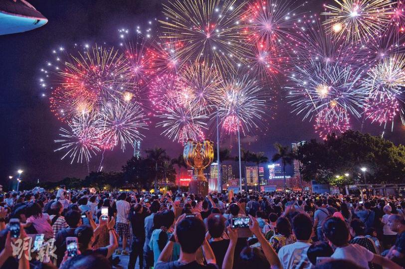 維多利亞港昨舉行國慶煙花匯演，慶祝中華人民共和國成立67周年，警方表示，昨晚最高峰時有逾28萬人在港島及九龍觀賞煙花。23,888枚煙花在維港上空分8幕發放，歷時23分鐘。（鍾林枝攝）