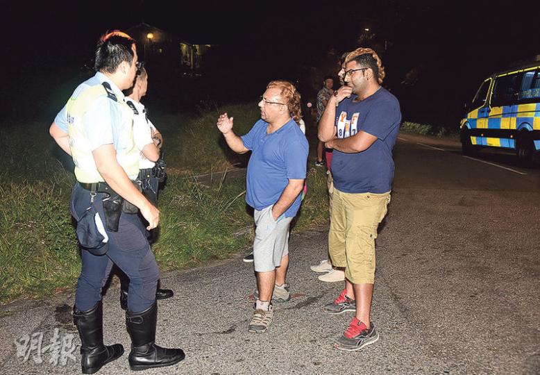 警方設路障發現一輛豐田Chaser懷疑非法改裝需扣查時，巴基斯坦裔車主（右二）及司機（右一）感到不滿，一度與警員理論。（蔡方山攝）警方反非法賽車行動中，在馬閃排路截獲懷疑非法改裝的一輛本田思域（前）及一輛豐田小福星（白色）私家車，拖走作進一步檢驗。（蔡方山攝）