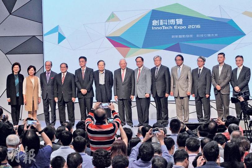團結香港基金主辦的創科博覽昨日閉幕，共吸引逾6萬人次進場。年逾九十的諾貝爾物理學獎得主楊振寧（左六）、團結香港基金主席董建華（左七）、創科局長楊偉雄（左八）、港科院創院院長徐立之（右四）、科大校長陳繁昌（左三）均有出席閉幕禮。（李紹昌攝）