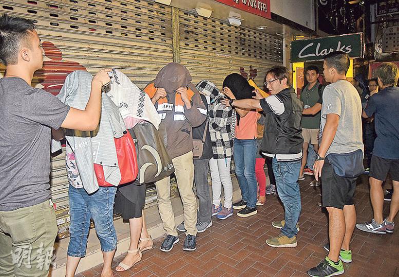 黑幫和勝和兩個位於荃灣的非法麻將館被搗破，共50人被捕，全部押返警署調查。（蔡方山攝）